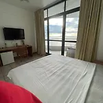 Apartamento No Tropical Executive Hotel Com Varanda, 1 Cama De Casal E 2 Camas De Solteiro