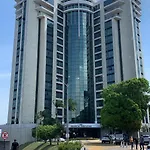 Apartamento No Tropical Executive Hotel Com Varanda, 1 Cama De Casal E 2 Camas De Solteiro